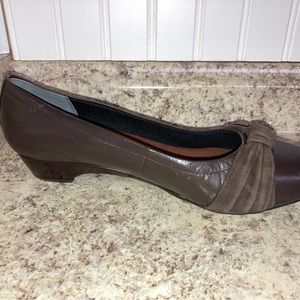Ros Hommerson size 9 brown low-heel wedge with suede bow detail